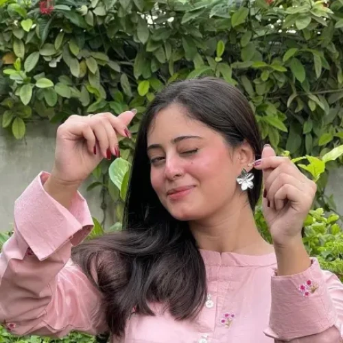 Simran Genuine Call Girl Photo 1 of 6